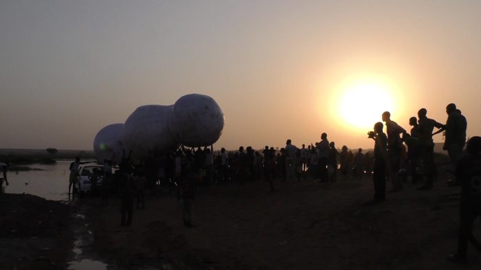 images/stories/site_yoyo/performances/nuage_niamey_goudel_03